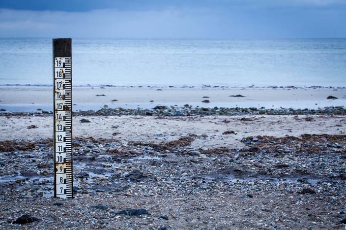 C'est lorsque la mer se retire qu'on voit ceux qui se baignent nus !